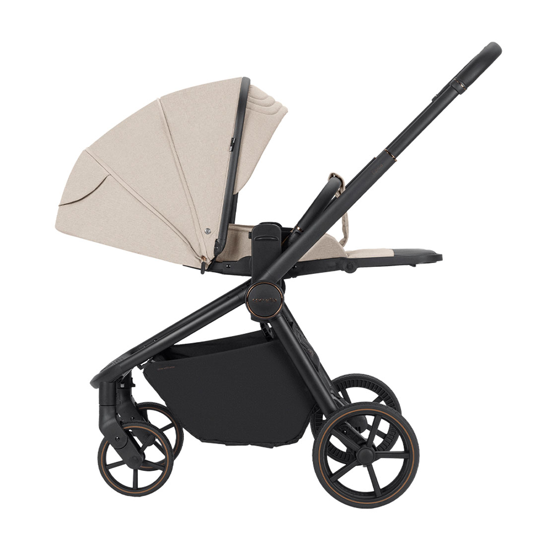 Der Universal-Kinderwagen Epica 3 in 1 2025, gefaltet, nimmt nicht viel Platz ein.