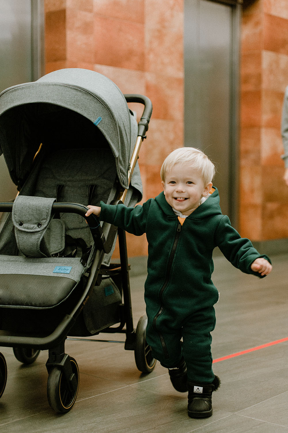 Wie man einem Kind beibringt, zu sitzen, zu kriechen und zu gehen. Streng geheim